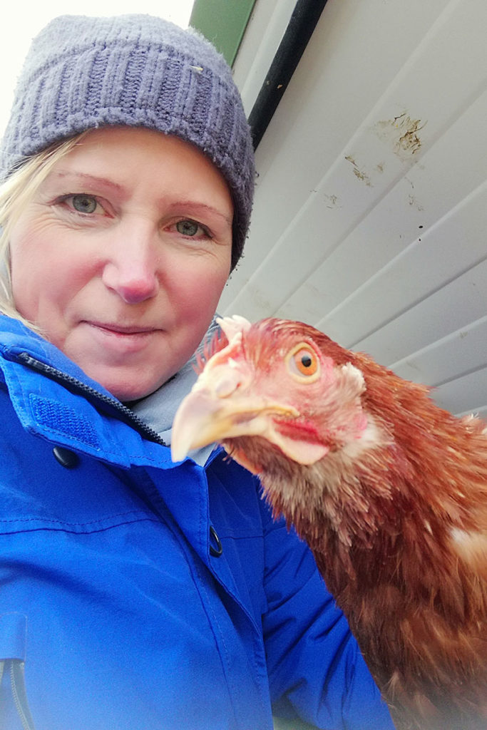 Stefanie Holberg mit Huhn