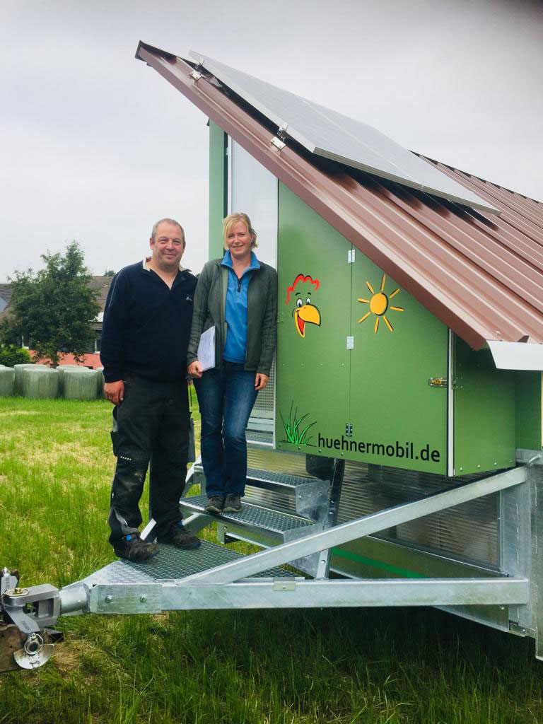 Holbergs vor einem Hühnermobil auf ihrem Bauernhof