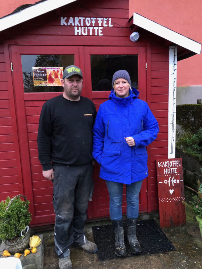 Ehepaar Holberg vor Ihrer Hütte