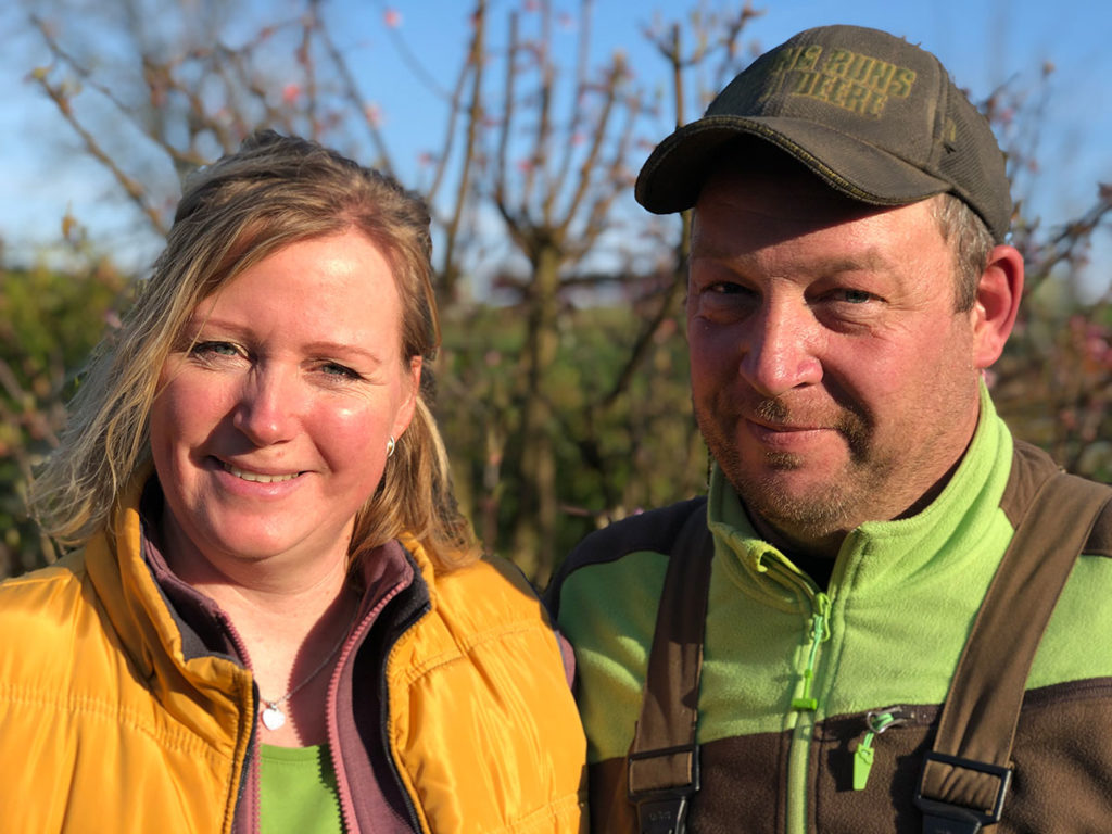 Dirk und Stefanie Holberg auf ihrem Bauernhof in Radevormwald 